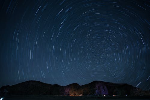夜间星星的缩时摄影 · 免费素材图片