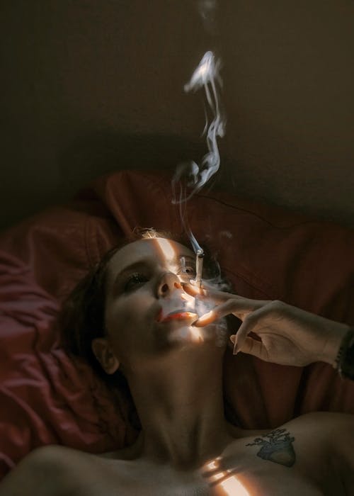 吸烟的女人 · 免费素材图片