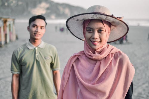 女士粉色hijab面纱 · 免费素材图片