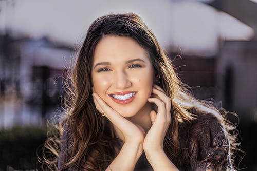 黑色背心微笑的女人 · 免费素材图片