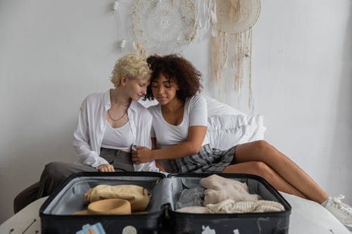不同的女同性恋夫妇在床上爱抚 · 免费素材图片