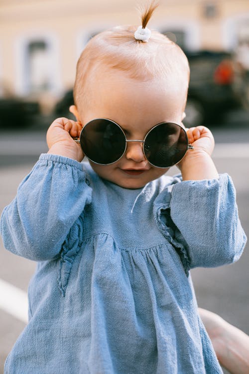 婴儿戴着墨镜的照片 · 免费素材图片
