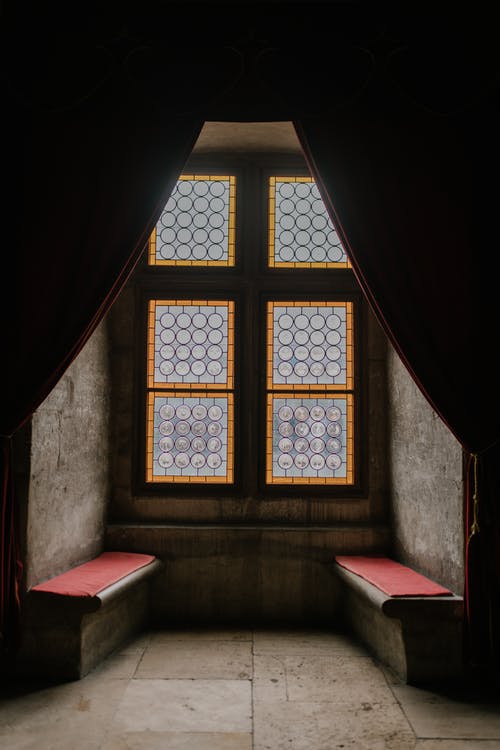 中世纪城堡房间，靠近窗户的石凳 · 免费素材图片
