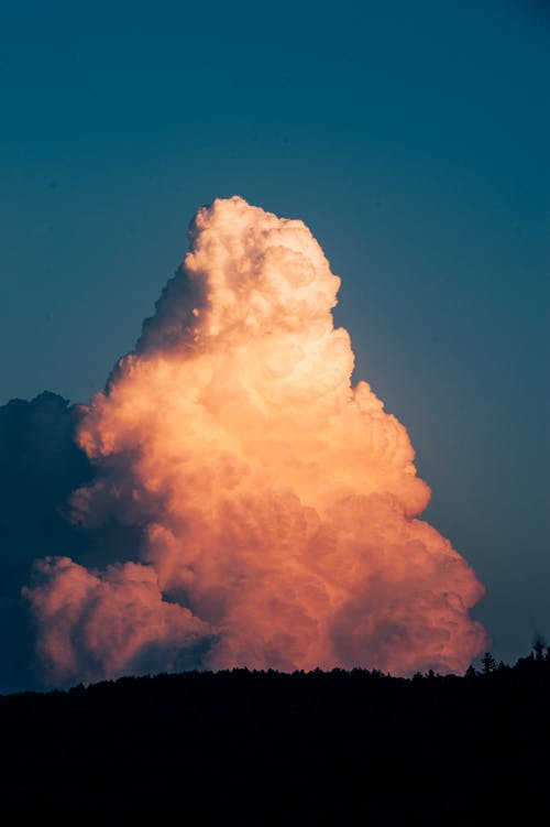 剪影山背后的云 · 免费素材图片
