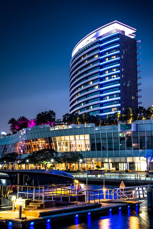 夜间打火的建筑物 · 免费素材图片