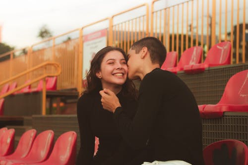 一个男人亲吻他的女人的照片 · 免费素材图片