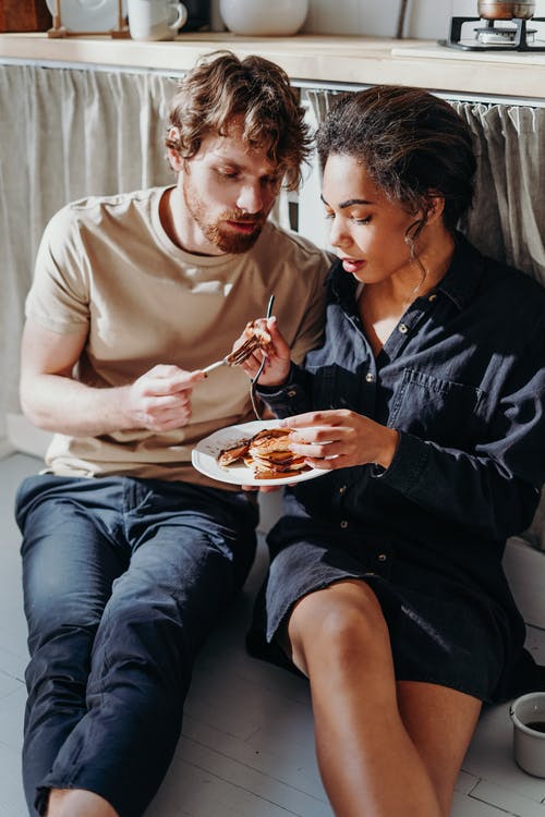 夫妇吃煎饼的照片 · 免费素材图片