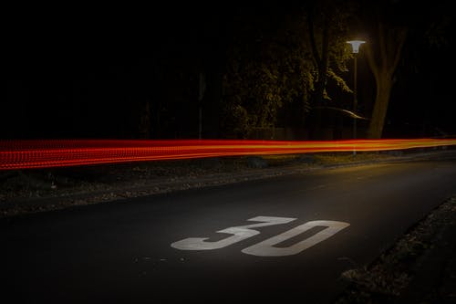 夜间红色和橙色光的延时摄影，夜间打印30张 · 免费素材图片