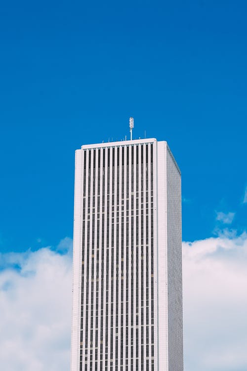 晚饭高大的白色摩天大楼，映衬在蓝天下 · 免费素材图片