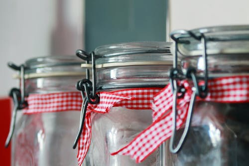 透明玻璃梅森罐，红白色丝带 · 免费素材图片