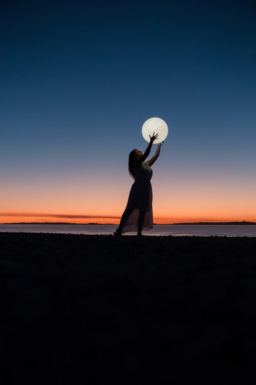 女人抱着月亮 · 免费素材图片