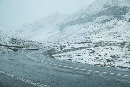 雪山附近弯的路 · 免费素材图片