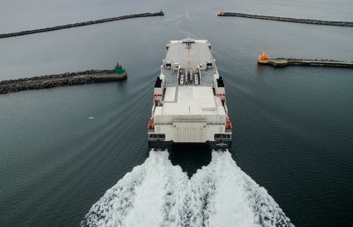 白色游艇在水面上 · 免费素材图片