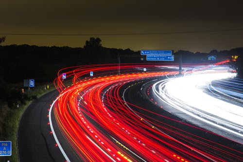 夜间路过弯道的汽车的延时摄影 · 免费素材图片