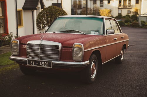 红色梅赛德斯 奔驰w114轿车停车附近的房子 · 免费素材图片