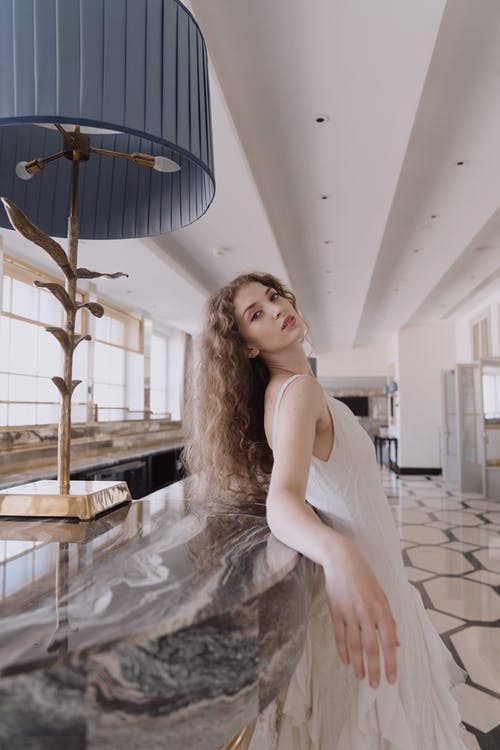 有关优雅, 垂直拍摄, 女人的免费素材图片