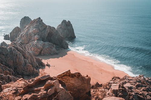 海边的岩层照片 · 免费素材图片