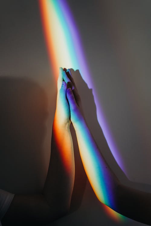 人的手与彩虹的颜色 · 免费素材图片