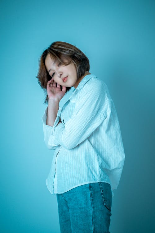 站在墙旁边的女人 · 免费素材图片