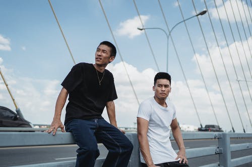 亚洲年轻人在城市桥梁上 · 免费素材图片