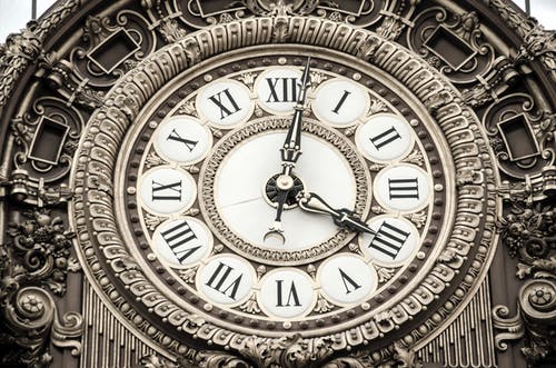 罗马数字圆形模拟时钟，时间为4:02 · 免费素材图片