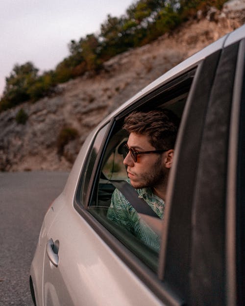 坐在车内的人的照片 · 免费素材图片