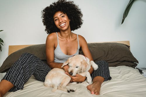 狗在家休息的幸福黑女人 · 免费素材图片