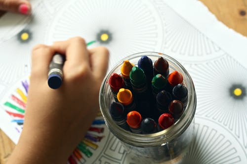 人用蜡笔着色艺术 · 免费素材图片