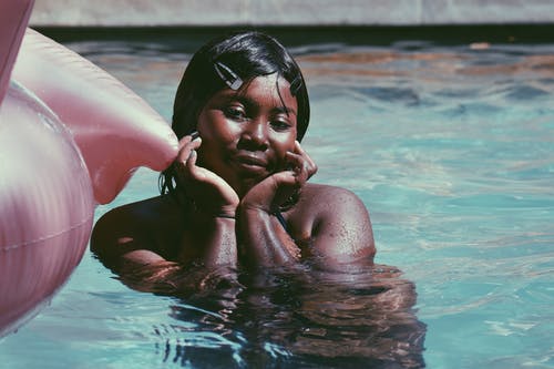 游泳池里的女人 · 免费素材图片