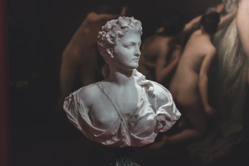 白色礼服雕像的女人 · 免费素材图片