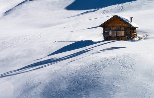 棕色木制房子在雪地上 · 免费素材图片