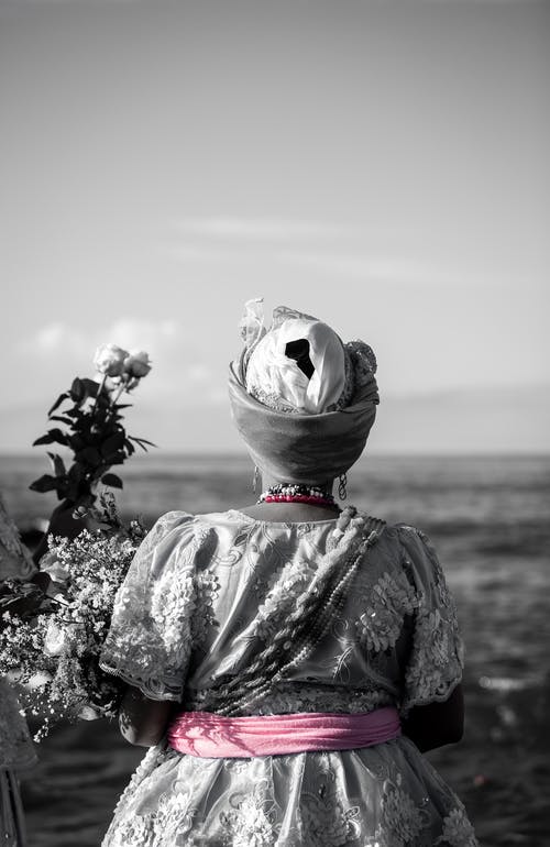 站立的女人的灰度摄影 · 免费素材图片