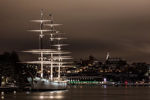 晚上在港口上的白船 · 免费素材图片