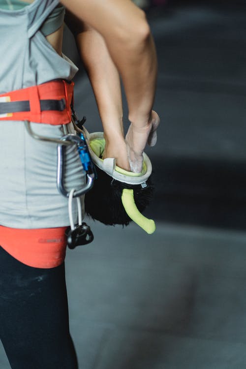 女运动员在攀岩之前将手放在滑石上 · 免费素材图片