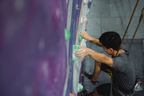 在健身房变得面目全非的人攀爬墙 · 免费素材图片