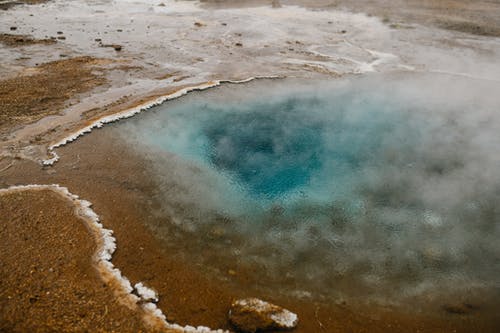 风景秀丽的温泉，湛蓝的海水 · 免费素材图片