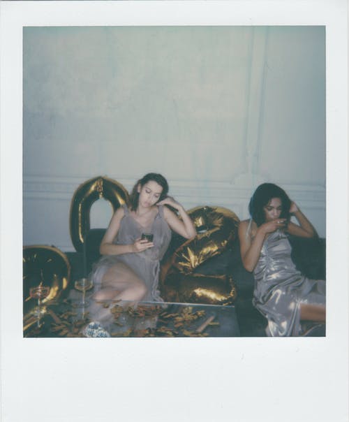 两个女人放松 · 免费素材图片