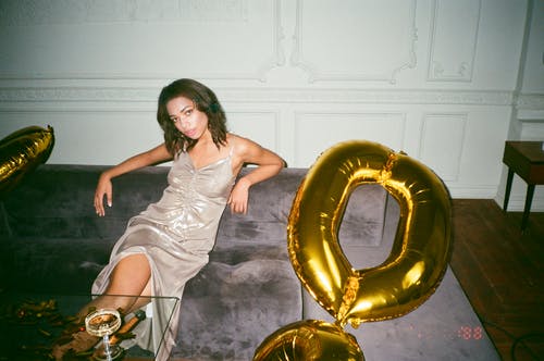 女人坐在椅子上 · 免费素材图片