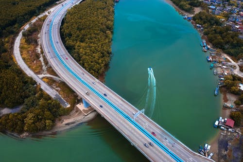 一条河上的一座桥的鸟瞰图 · 免费素材图片