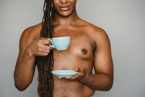 作物光着膀子同性恋男子与杯咖啡 · 免费素材图片