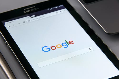黑色三星平板电脑在屏幕上显示google浏览器 · 免费素材图片