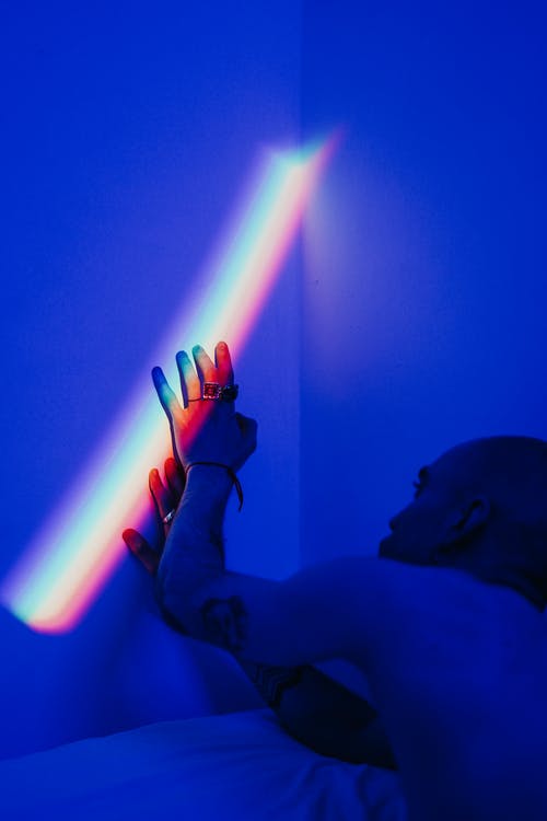 男人碰墙 · 免费素材图片