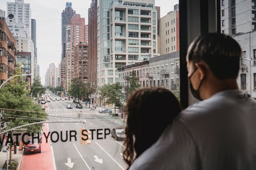 纽约街沿线无法辨认的夫妇骑索道小屋 · 免费素材图片