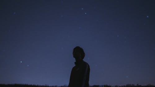 站在星空下的男人的身影 · 免费素材图片