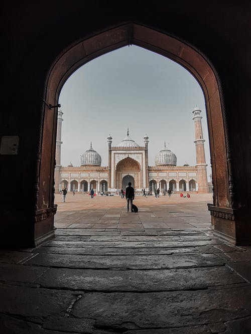 从门口的清真寺的视图 · 免费素材图片