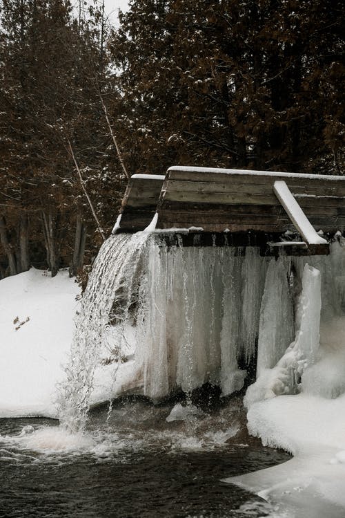 棕色的木凳上，覆盖着雪 · 免费素材图片