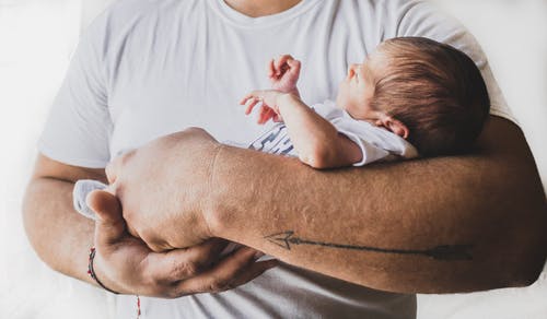 携带新生婴儿的人的照片 · 免费素材图片