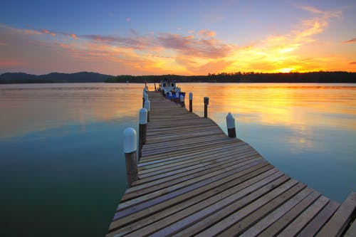 木制码头在日落美景 · 免费素材图片