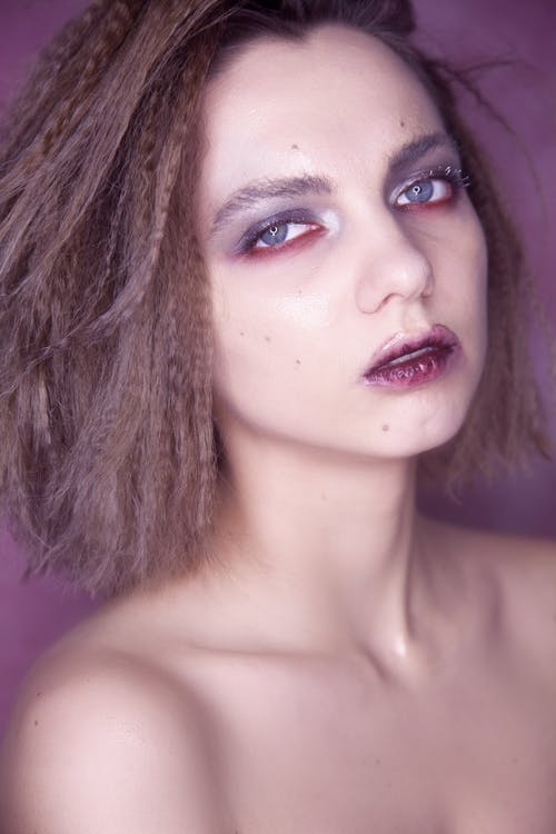 红色唇膏的裸照女人 · 免费素材图片
