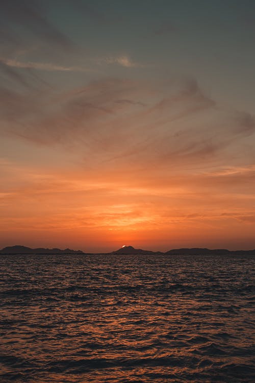 在日落山的轮廓 · 免费素材图片